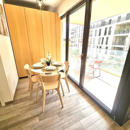 Cozy With Sunny Terrace-chiny3 아파트 *