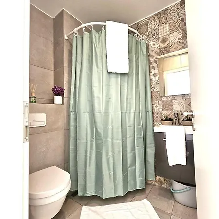 Cozy With Sunny Terrace-chiny3 아파트