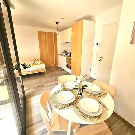 Cozy With Sunny Terrace-chiny3 아파트